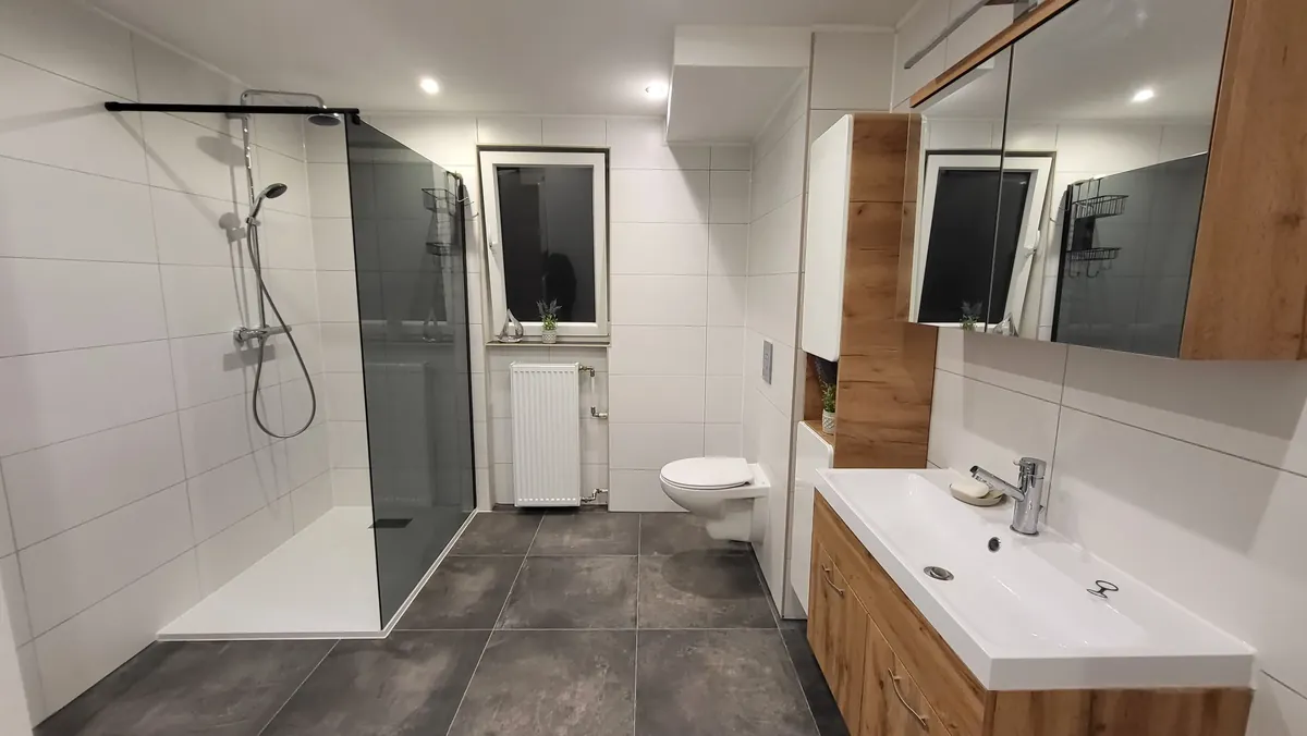 Bad mit Walk-in-Dusche – Deluxe Apartment mit Garten, Quiet Apartments Bergisch Gladbach-Refrath