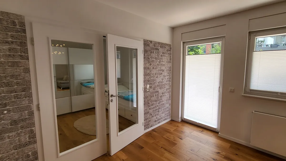 Flur mit Ziegelwand und Spiegeltüren – Deluxe Apartment mit Garten, Quiet Apartments Bergisch Gladbach-Refrath