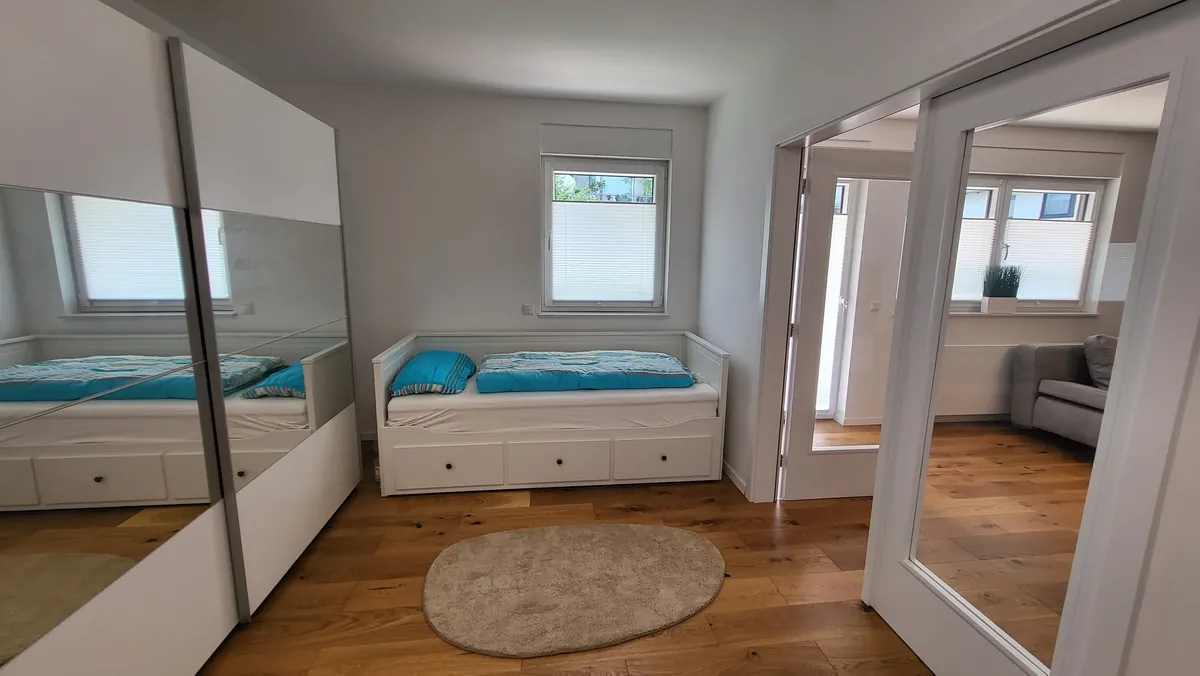 Schlafzimmer mit Spiegelschrank – Deluxe Apartment mit Garten, Quiet Apartments Bergisch Gladbach-Refrath