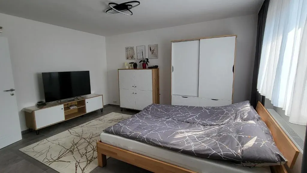 Wohn- und Schlafbereich mit Doppelbett und Smart-TV – Modernes Apartment Erdgeschoss, Quiet Apartments Bergisch Gladbach-Refrath