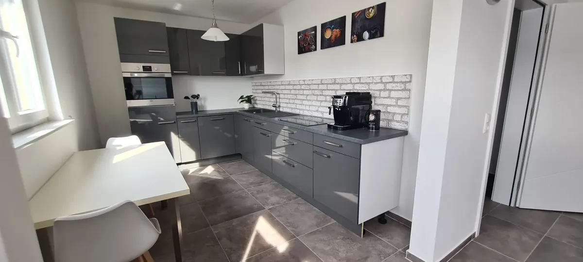 Küche mit Essplatz – Modernes Apartment Obergeschoss, Quiet Apartments Bergisch Gladbach-Refrath