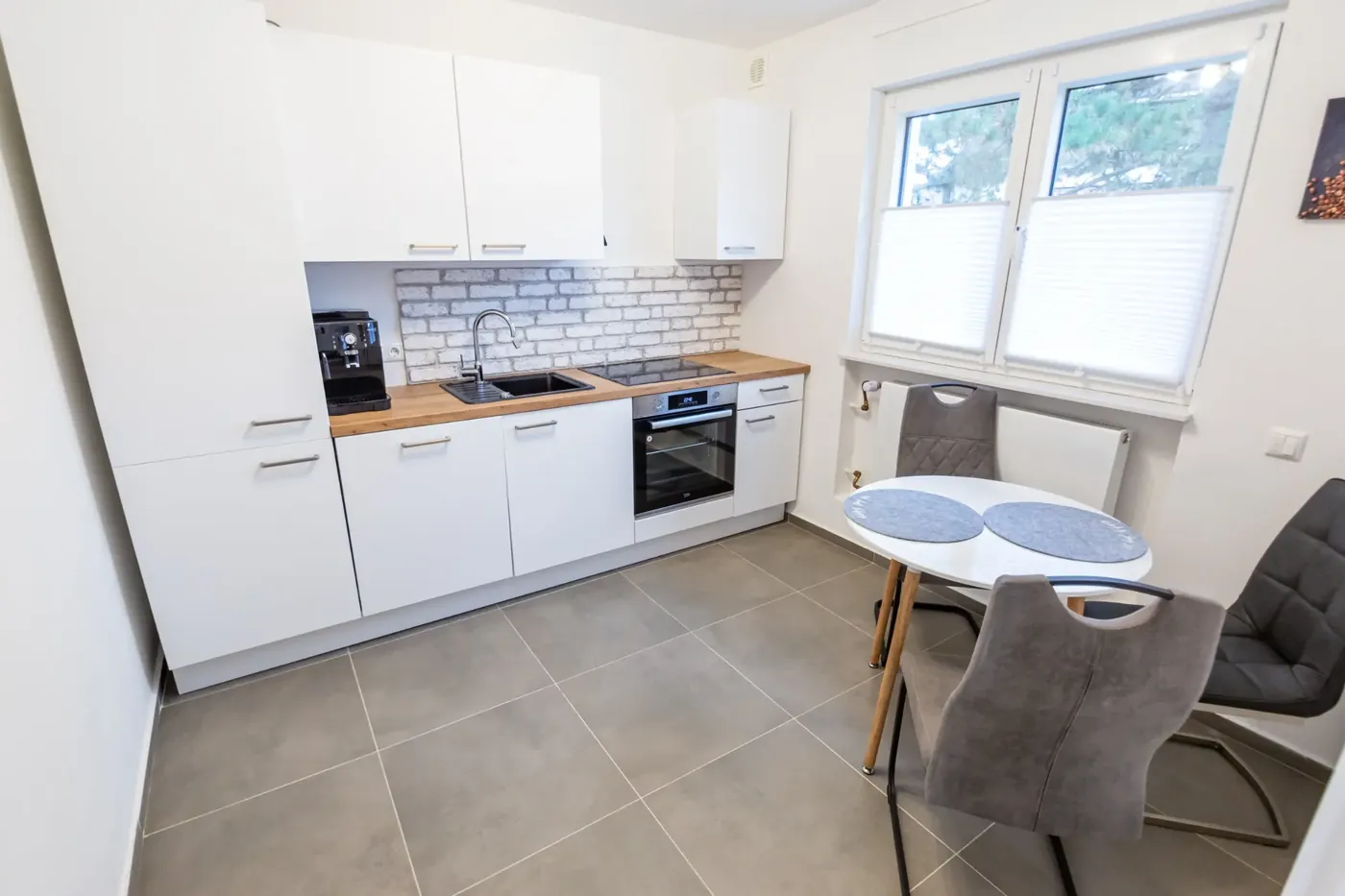Einbauküche mit Essplatz – Modernes Apartment Erdgeschoss, Quiet Apartments Bergisch Gladbach-Refrath