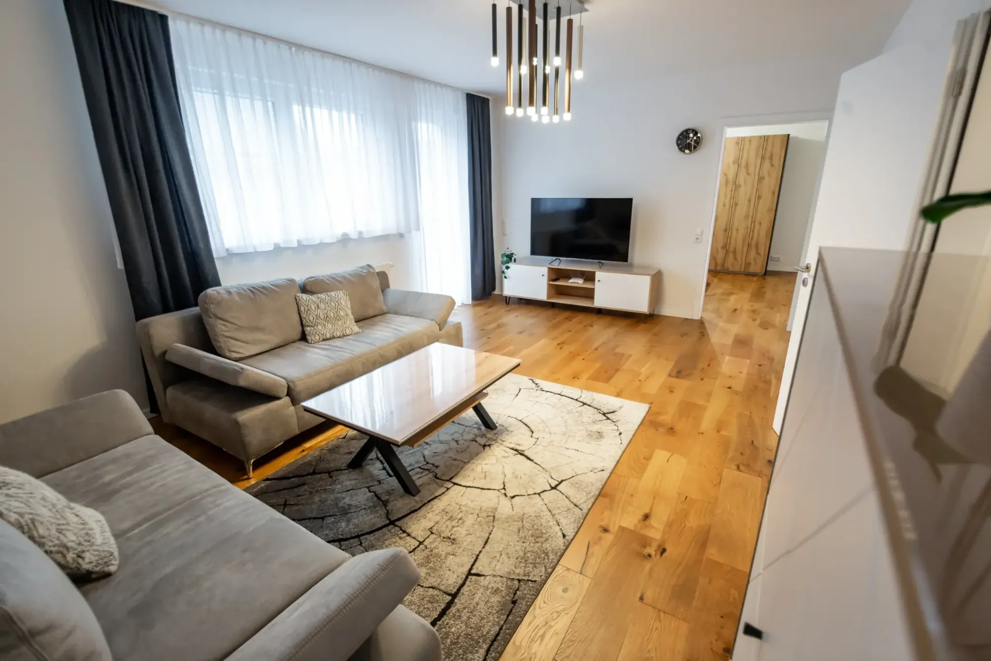 Wohnzimmer mit Parkett und Sofa – Großes Apartment mit Balkon, Quiet Apartments Bergisch Gladbach-Refrath