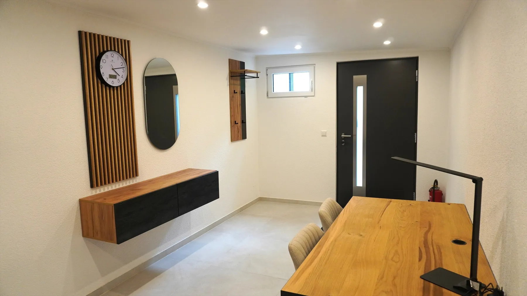 Arbeitsplatz aus Massivholz mit Spiegel – Premium Apartment Obergeschoss, Quiet House Pure Leverkusen