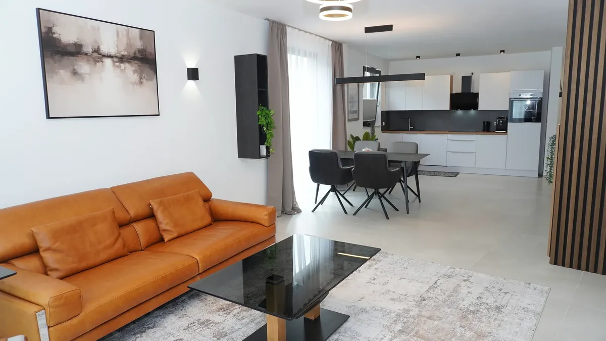 Offener Wohnbereich mit Ledersofa, Essplatz und Küche – Premium Apartment Erdgeschoss, Quiet House Pure Leverkusen-Steinbüchel
