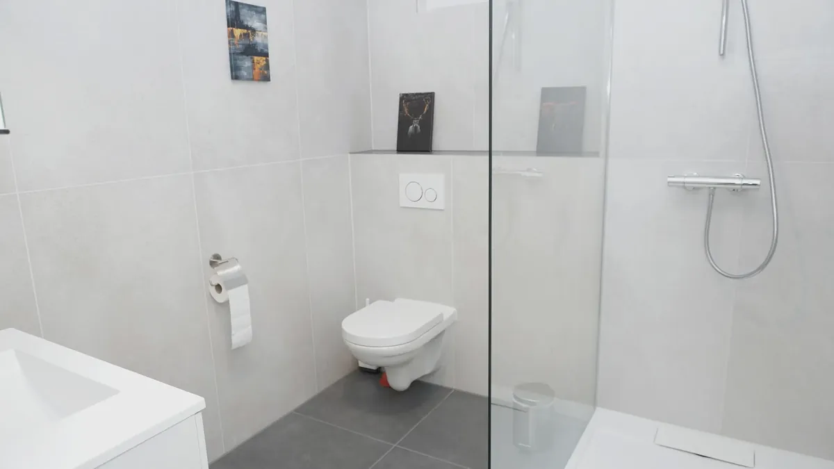 Bad mit ebenerdiger Dusche – Premium Apartment Hanggeschoss, Quiet House Pure Leverkusen