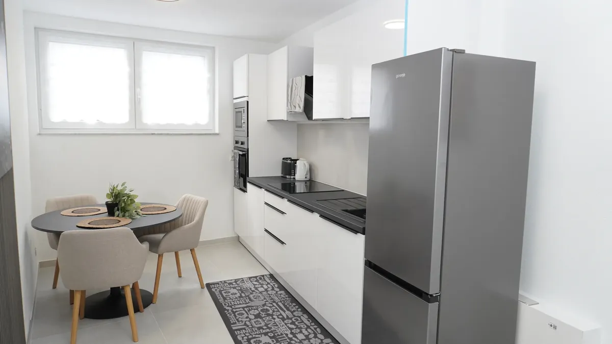 Küche mit Essplatz und Fenster – Premium Apartment Hanggeschoss, Quiet House Pure Leverkusen