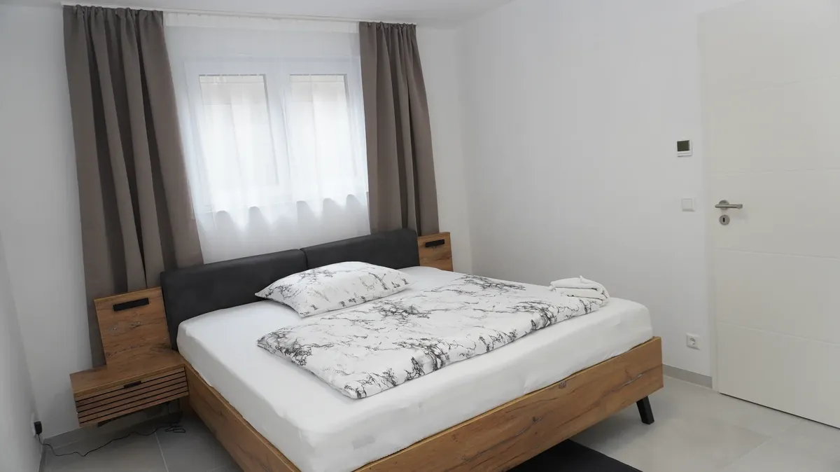 Schlafzimmer mit Fenster und Vorhängen – Premium Apartment Hanggeschoss, Quiet House Pure Leverkusen