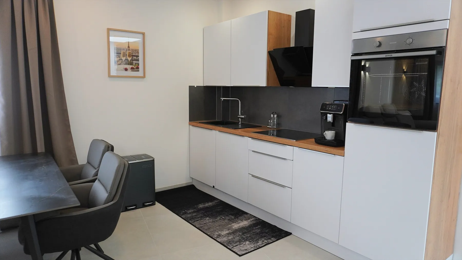 Küche mit Backofen und Essplatz – Premium Apartment Obergeschoss, Quiet House Pure Leverkusen