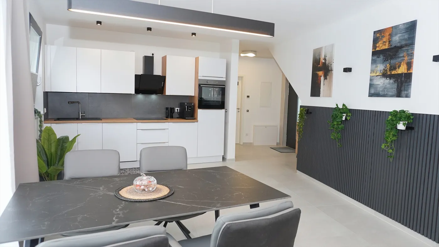 Küche mit Kochinsel-Blick in den Wohnbereich – Premium Apartment Erdgeschoss, Quiet House Pure Leverkusen