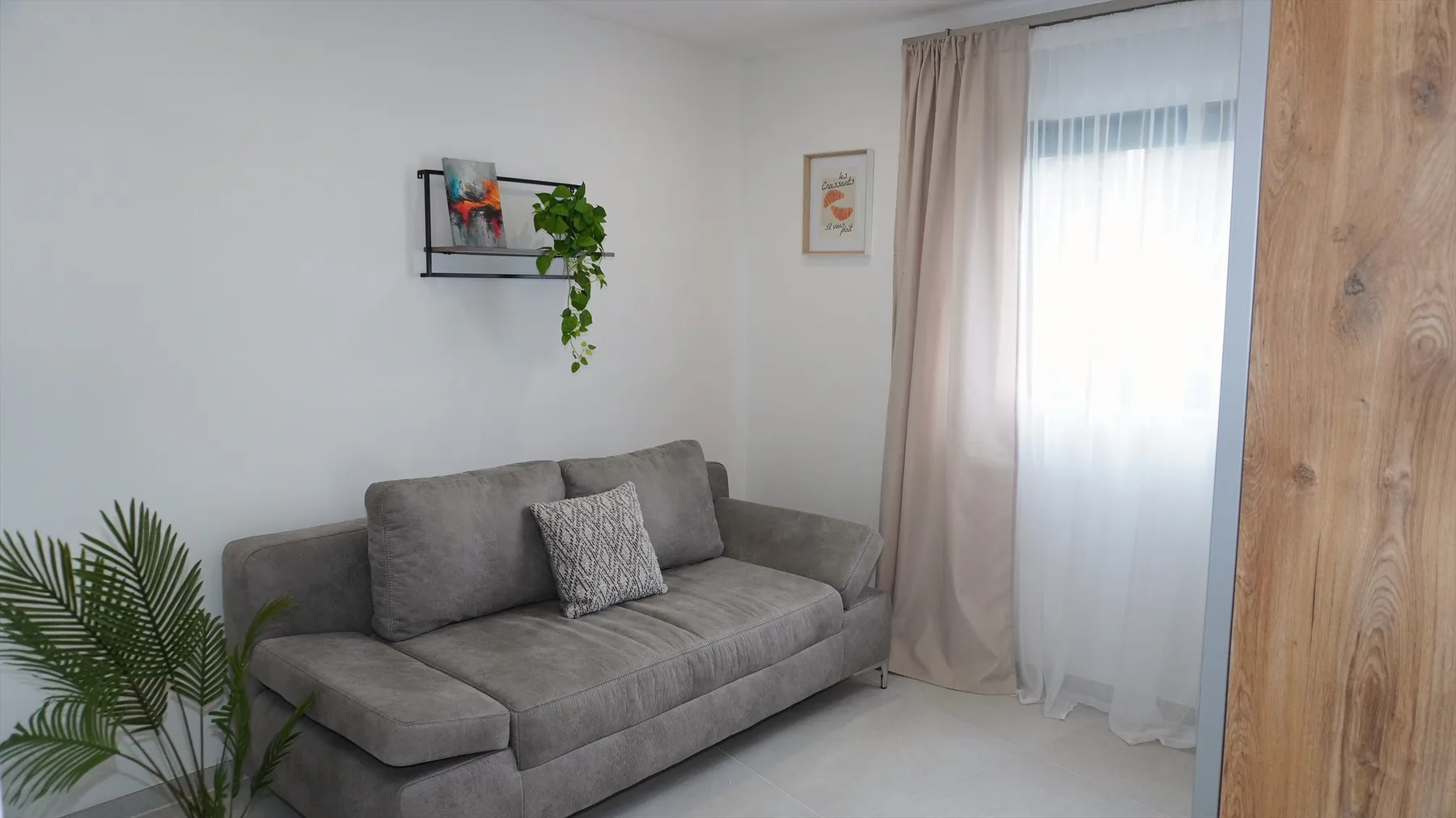 Lounge mit Sofa und Tageslicht – Premium Apartment Obergeschoss, Quiet House Pure Leverkusen