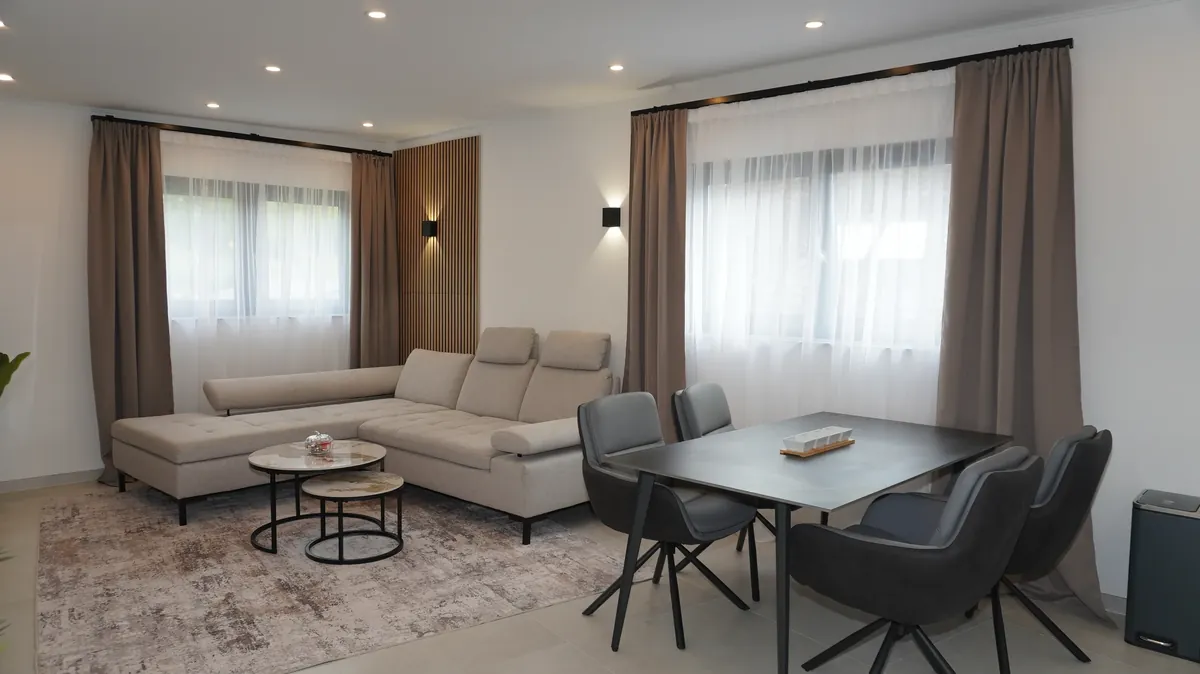 Heller Wohnbereich mit Sofa, Essplatz und Fensterfront – Premium Apartment Obergeschoss, Quiet House Pure Leverkusen-Steinbüchel