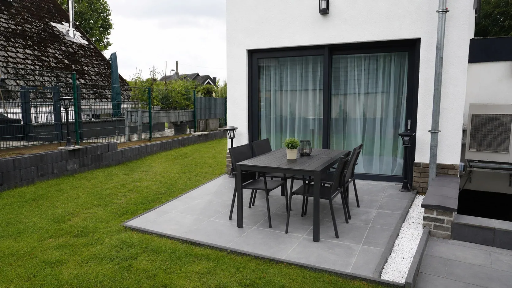Terrasse mit Sitzgruppe und Gartenblick – Premium Apartment Erdgeschoss, Quiet House Pure Leverkusen-Steinbüchel