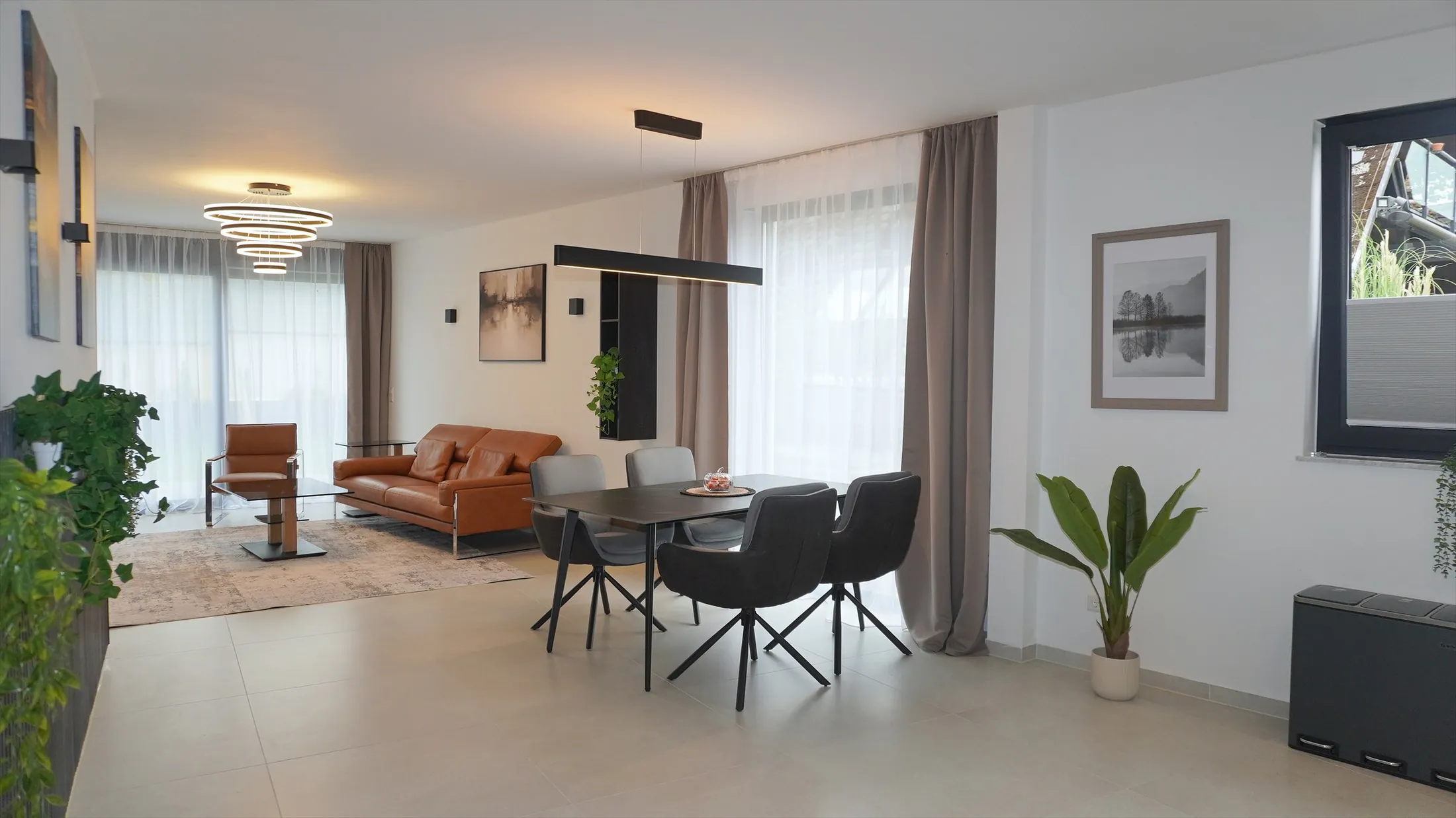 Offener Wohn- und Essbereich mit Ledersofa und Esstisch – Premium Apartment Erdgeschoss, Quiet House Pure Leverkusen-Steinbüchel