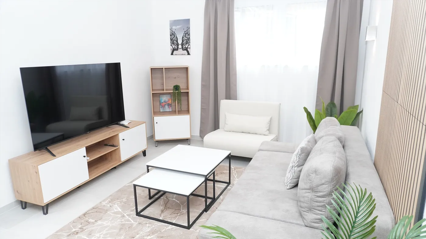 Wohnbereich mit Sofa und Smart-TV – Premium Apartment Hanggeschoss, Quiet House Pure Leverkusen-Steinbüchel