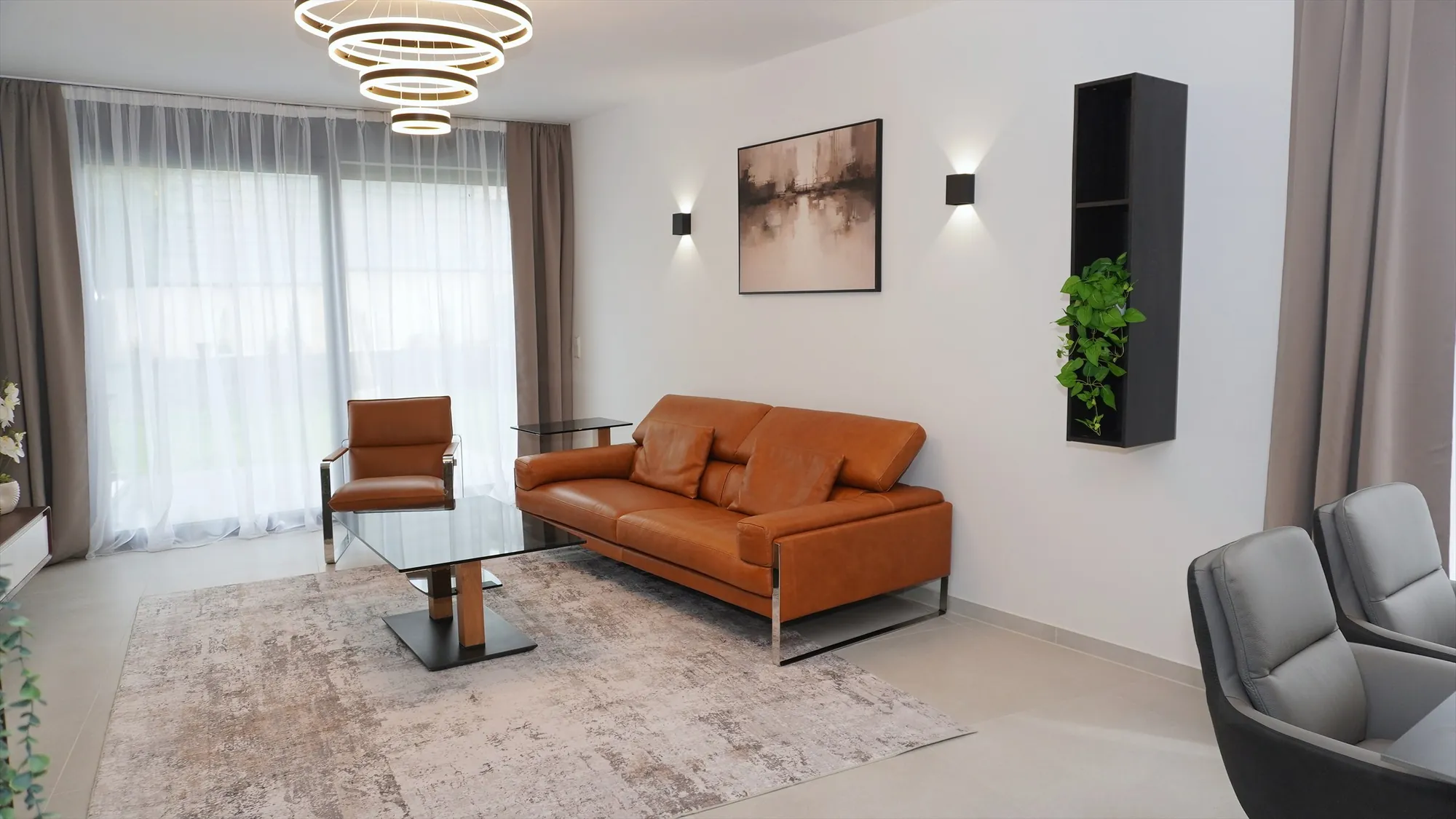 Wohnbereich mit Ledersofa und Sesseln – Premium Apartment Erdgeschoss, Quiet House Pure Leverkusen